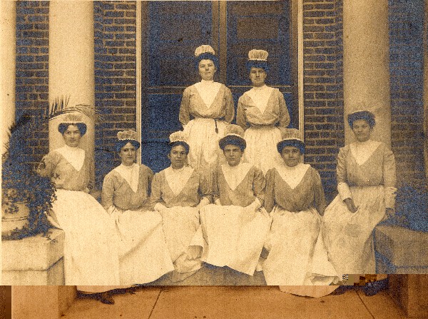 The Nursing School Class of 1908 poses in front of the University of Virginia Hospital (Department of Historical Collections and Services, Claude Moore Health Sciences Library, University of Virginia)